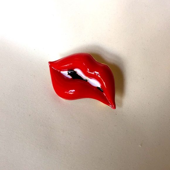 ๐50% OFF/3+...Enamel Red Lips Brooch - Picture 1 of 4
